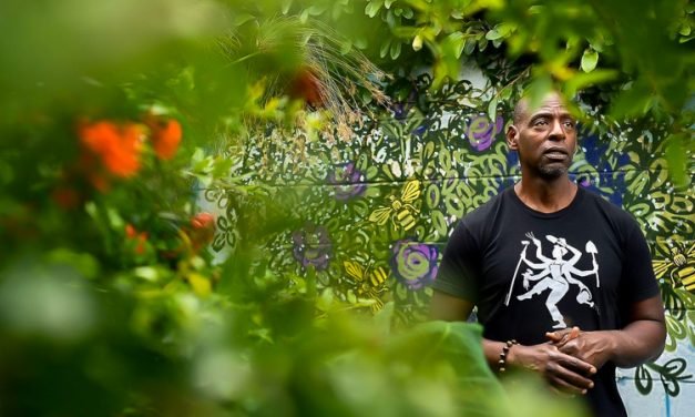 Sera konosí ku Ron Finley un “Guerilla gardener”